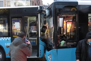 Beykoz'da halk otobüsleri kafa kafaya çarpıştı