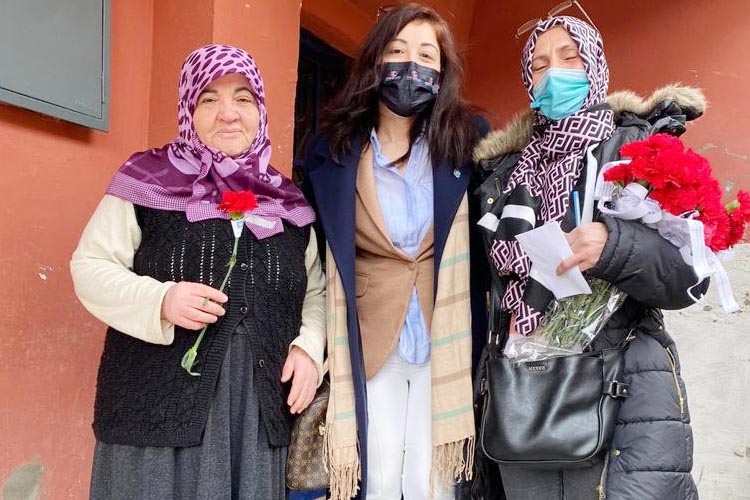 İYİ Partili Kadınlar Beykoz sokaklarını arşınladı