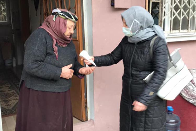AK Partili kadınlar Beykoz’un mahalle büyüklerini ziyaret etti!