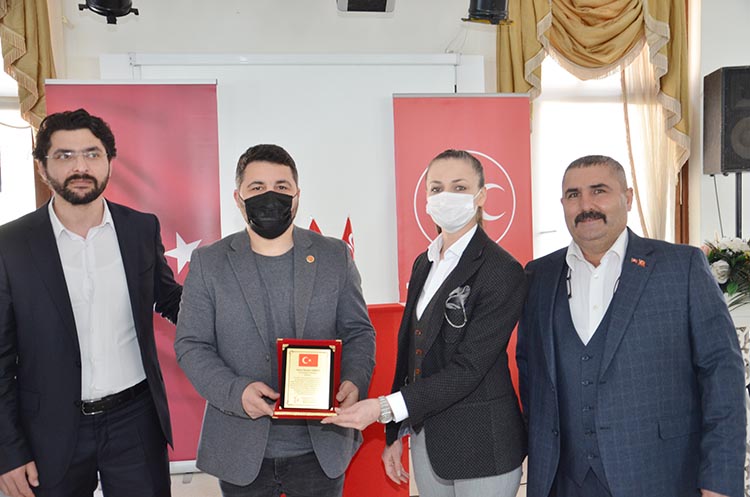 MHP Beykoz’dan muhtarlara pandemi plaketi