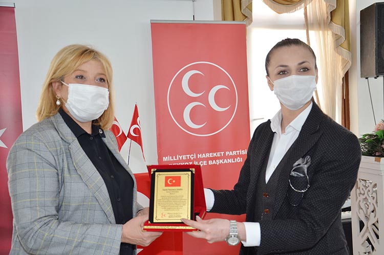 MHP Beykoz’dan muhtarlara pandemi plaketi