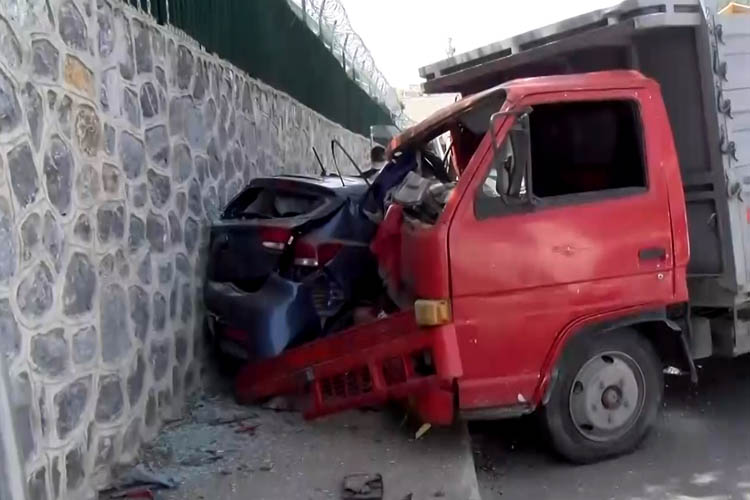 Beykoz Acarlar'da kamyonet otomobili ezdi