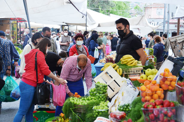 Beykoz'da pazar yeri yoğunluğu korkuttu