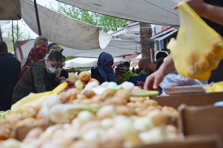 Beykoz'da pazar yeri yoğunluğu korkuttu