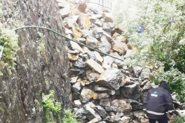 Beykoz'da istinat duvarı çöktü üç bina boşaltıldı