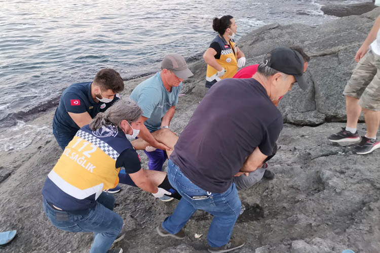 Beykoz'da balık tutan kişi kayalıklardan yuvarlandı
