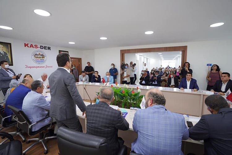 İBB Başkanı Beykoz’da KAS-DER Genel Merkezini ziyaret etti