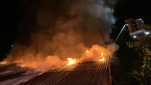 Beykoz'da cam atölyesi gece yarısı alev alev yandı