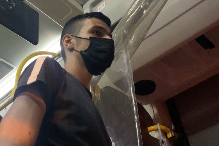 Beykoz'da bir genç yolcu dolu otobüsü rehin aldı