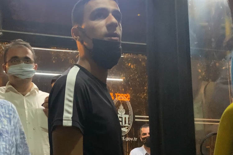 Beykoz'da bir genç yolcu dolu otobüsü rehin aldı