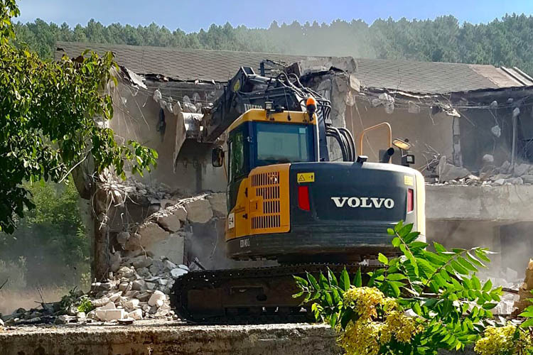 Beykoz'da bir kaçak yapı daha yıkıldı