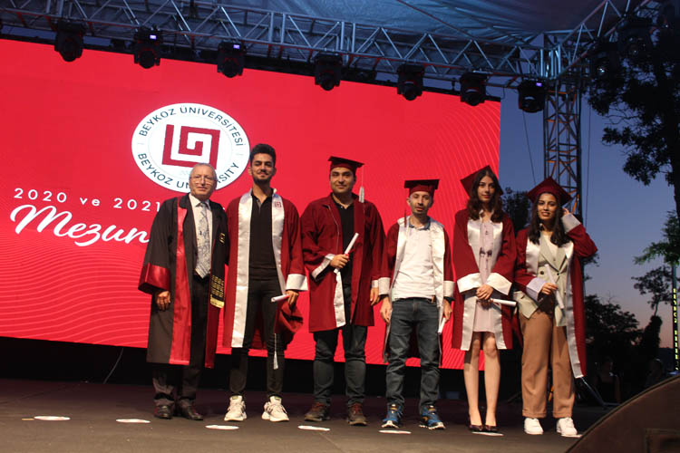 Beykoz Üniversitesi 2020-2021 mezunlarını uğurladı