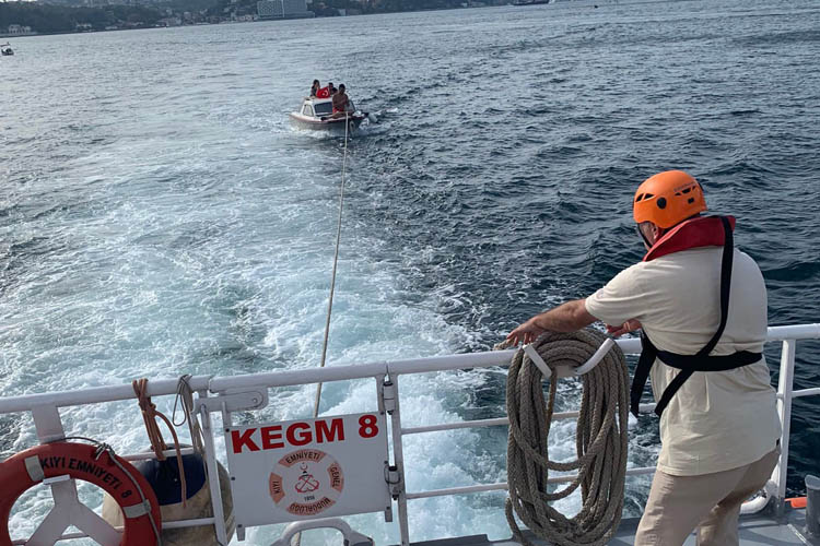 Beykoz önlerinde sürüklenen tekne kurtarıldı