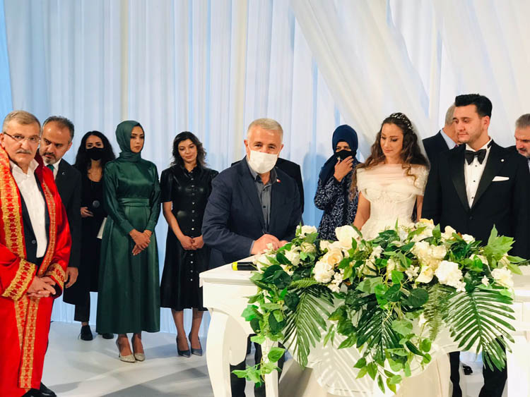 Beykoz'un düğününe siyasetçi akını