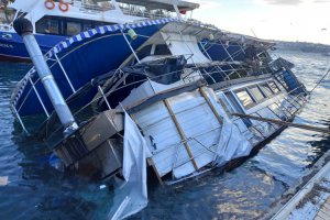Lodos Beykoz Sahili'nde tekne batırdı