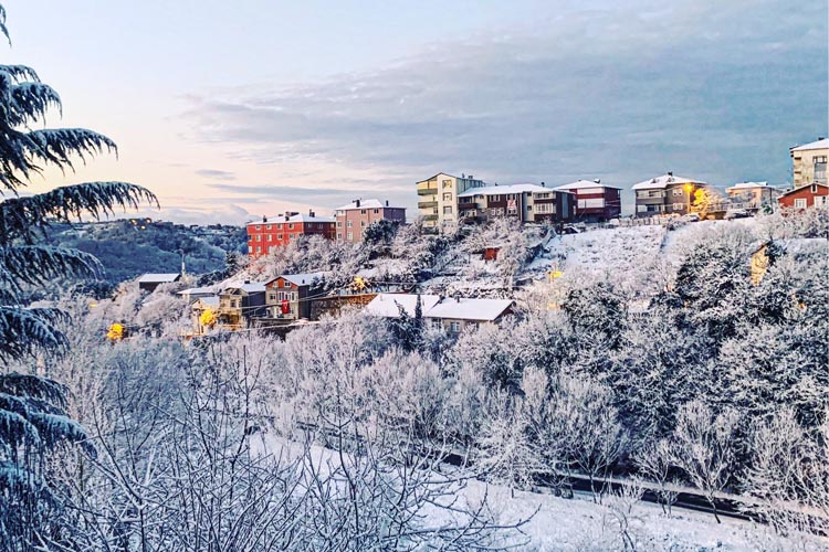 Beykoz'da beklenen mevsimin ilk kar yağışı başladı