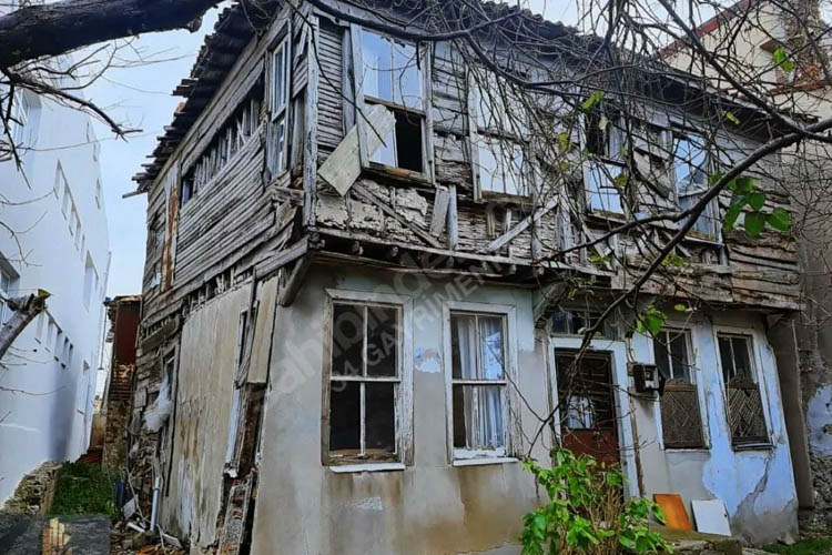 Beykoz’da yıkılmak üzere olan eve 1,5 milyon