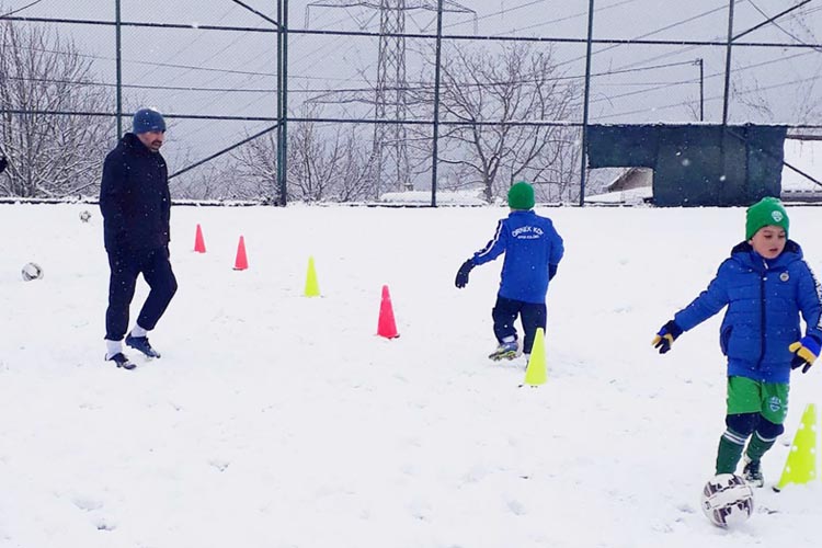 Beykoz’un futbolcu çocukları kar kış dinlemiyor
