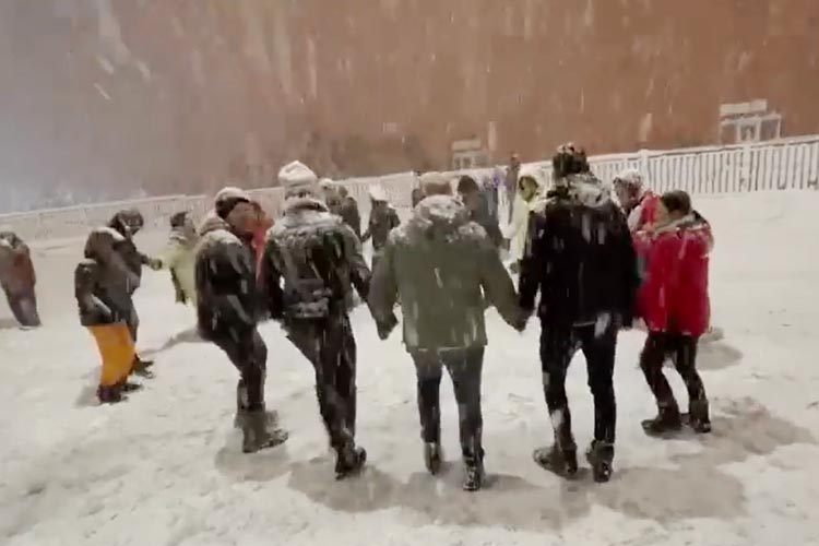 Beykoz’da kar üstünde horon oynadılar