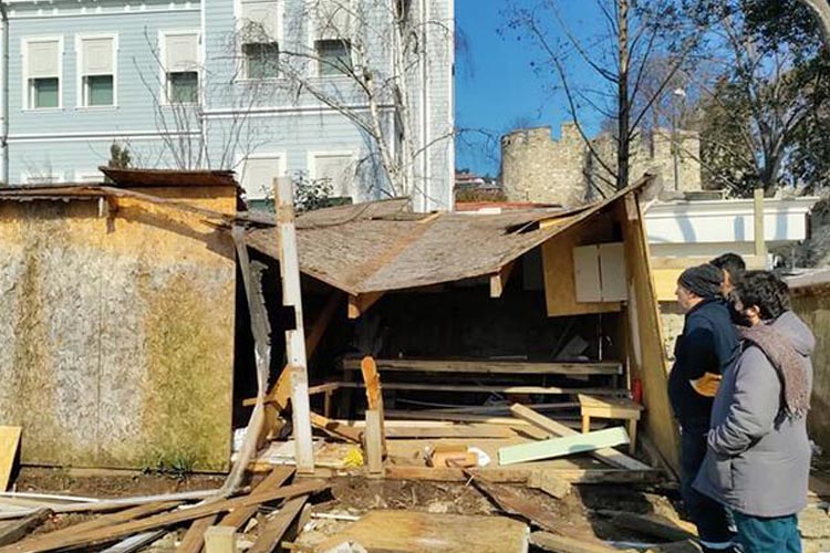 Beykoz’da Yalının bahçesindeki baraka İBB ekiplerince yıkıldı
