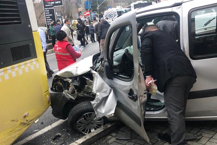 Beykoz Çubuklu'da feci kaza... Halk otobüsü yalıya girdi