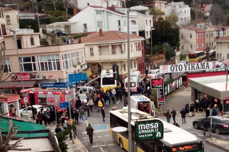 Beykoz Çubuklu'da feci kaza... Halk otobüsü yalıya girdi