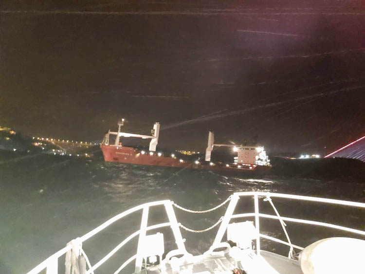 Beykoz önünde gece yarısı gemi kurtarma operasyonu