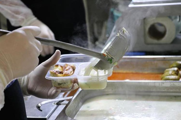 Beykoz Belediyesinden evlere sıcak yemek servisi