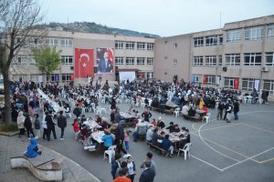 Beykoz'un gençlik iftarına yüzlerce genç katıldı