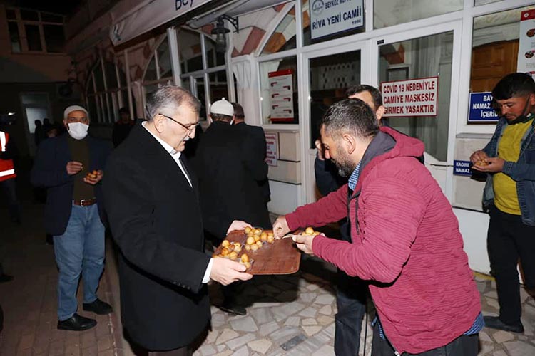 Beykoz Belediyesi teravih sonrası lokma ikramı yapıyor
