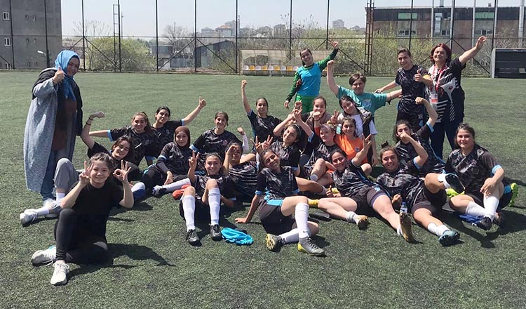 Beykoz kızları futbolda şampiyonluğa koşuyor
