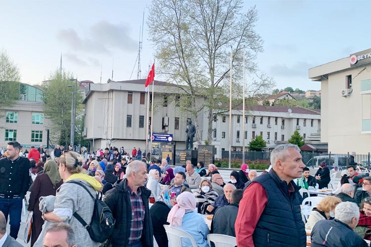 İYİ Partililer Beykoz Belediye Meydanını doldurdu