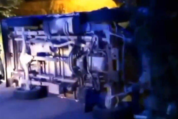 Beykoz'da kamyon devrildi 2 kişi yaralandı