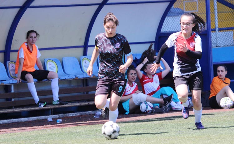 Beykoz'un şampiyon kadın futbol takımı Rüzgarlıbahçe
