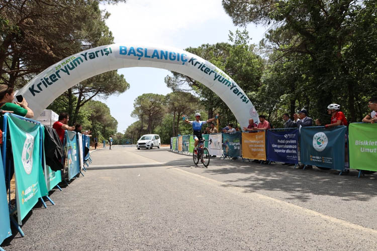 Beykoz'da 150 bisiklet kıyasıya yarıştı