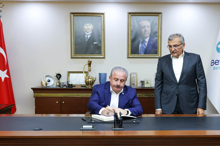 TBMM Başkanı Beykoz'da şeref defterini imzaladı
