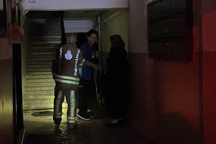 Beykoz'da eve yıldırım düştü 1 kişi mahsur kaldı