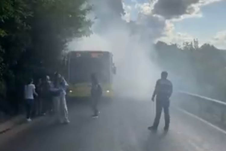 Beykoz'da İETT otobüsünden dumanlar yükseldi