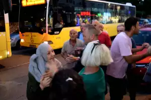 İYİ Parti Beykoz mitinginde iki kadın birbirine girdi