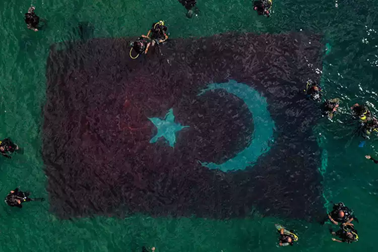 Beykoz'da 100. yıla 100 metrekare Türk bayrağı