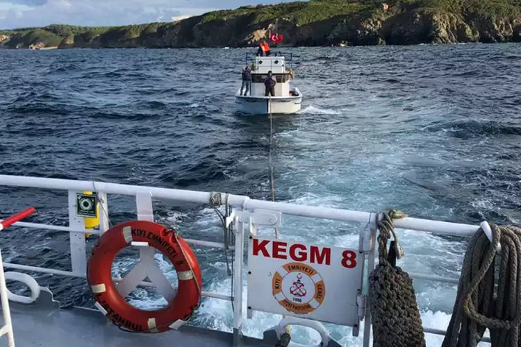 Beykoz’da arızalanan tekneyi Kıyı Emniyet ekipleri kurtardı