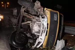 Beykoz'da devrilen tırın sürücüsü yaralandı