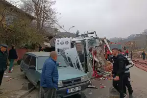 Beykoz'da duvara çarpan kamyon devrildi