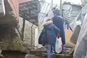 Beykoz'da merdiveni yapmadılar çocuğunu sırtında taşıyor