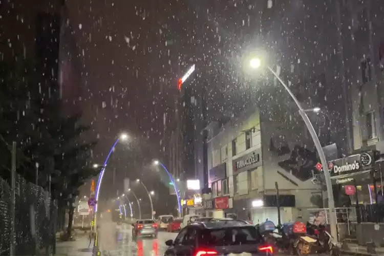 Beykoz'da gece saatlerinde kar yağdı