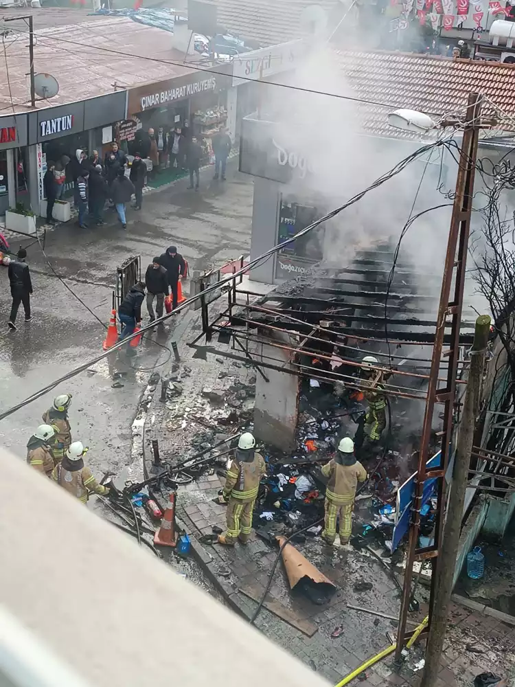 Beykoz'daki yangında giyim mağazası küle döndü