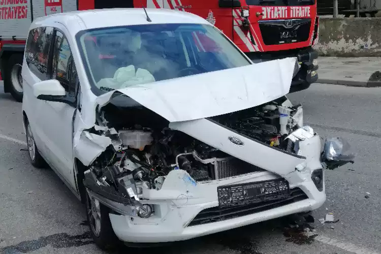 Beykoz'da bir kamyonun karıştığı kazada 2 kişi yaralandı