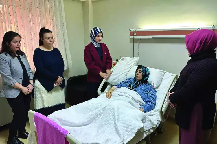 Beykoz Kaymakamı depremzede yaralıları hastanede ziyaret etti