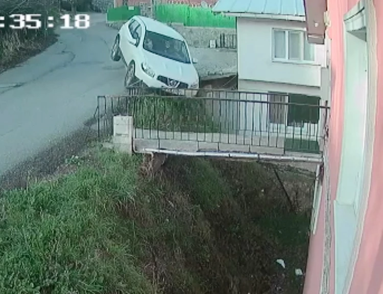 Beykoz’da aracın düşüş anı saniye saniye kameralara yansıdı  