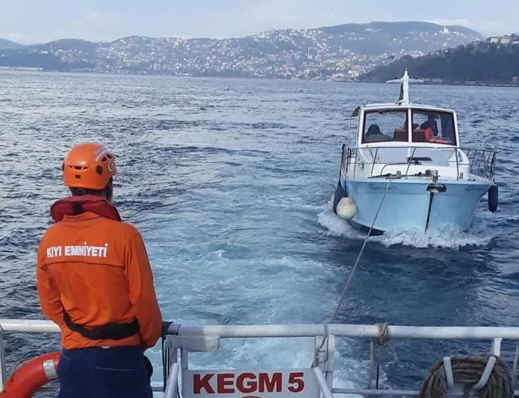 Beykoz'da yardım isteyen teknedeki vatandaşlar kurtarıldı